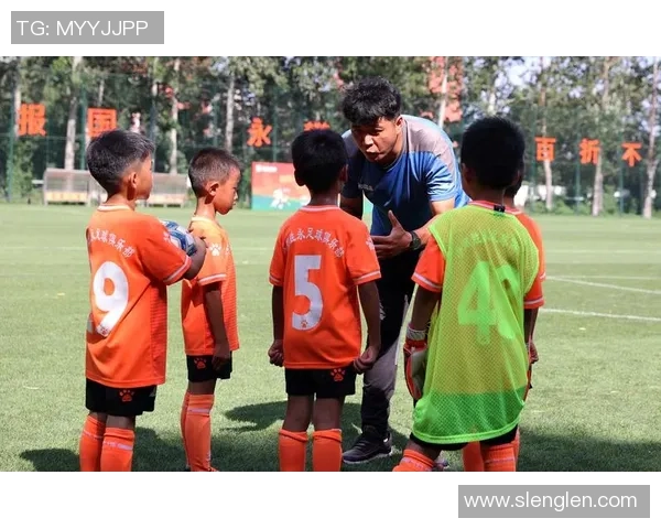 足球课上的创意绘画探索与孩子们的梦想世界交汇